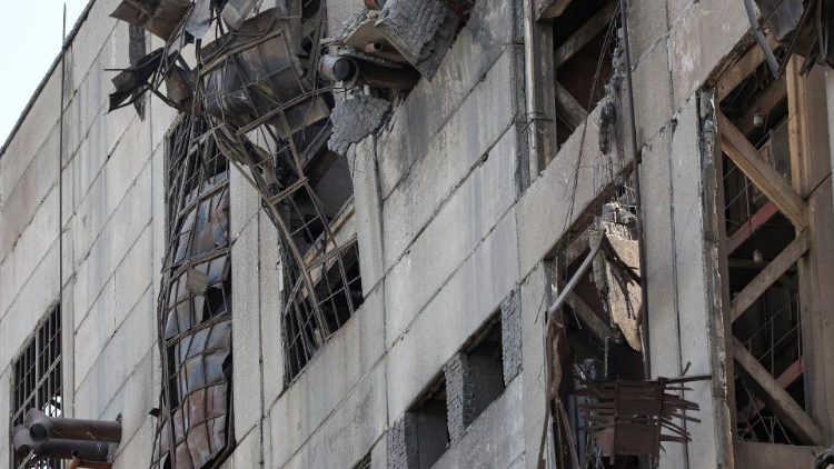 Uma vista mostra uma usina termelétrica danificada pelos recentes ataques de mísseis russos, em meio ao ataque da Rússia à Ucrânia, em um local não revelado no oeste da Ucrânia, 2 de maio de 2024. REUTERS/Roman Baluk