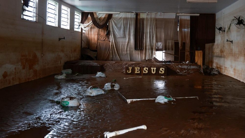 Vista do interior de uma igreja após inundação em Roca Sales, Rio Grande do Sul (Photo by REUTERS/Diego Vara)