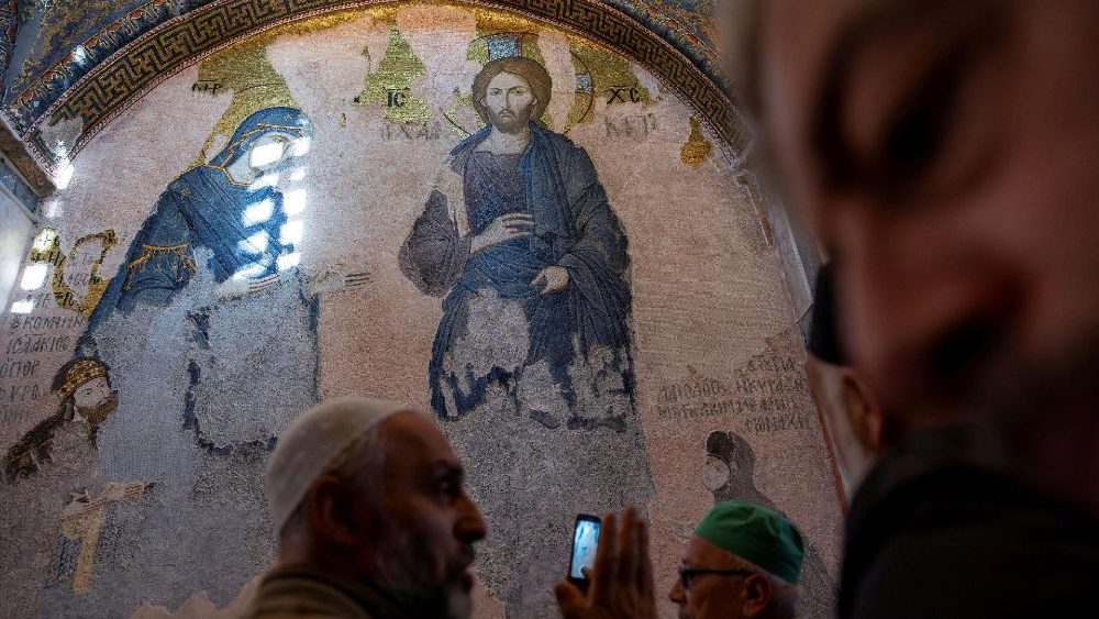 Uma das mais celebradas igrejas bizantinas, transformada em mesquita em 2020, reabre suas portas para visitantes e fiéis em Istambul, após longa restauração. (Photo by Umit Bektas)