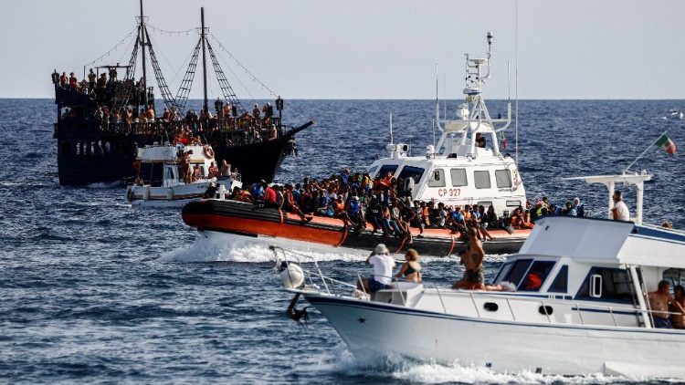 Migranti in arrivo a Lampedusa