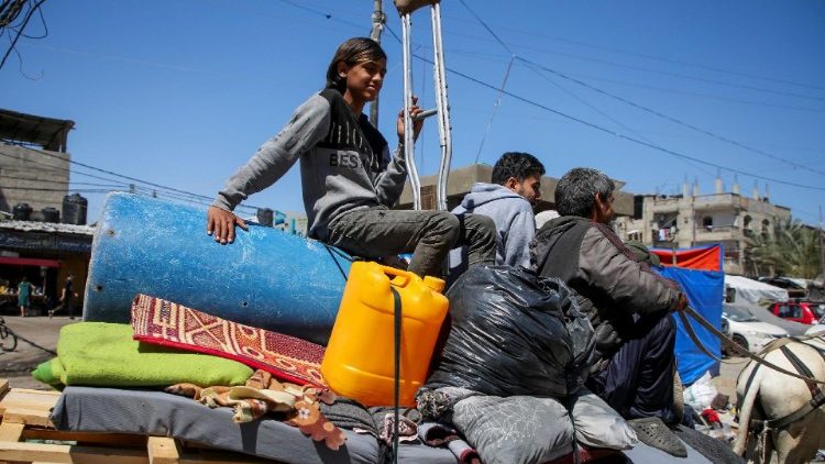 റാഫായിൽ  നിന്നും പലായനം ചെയ്യുന്നവർ  