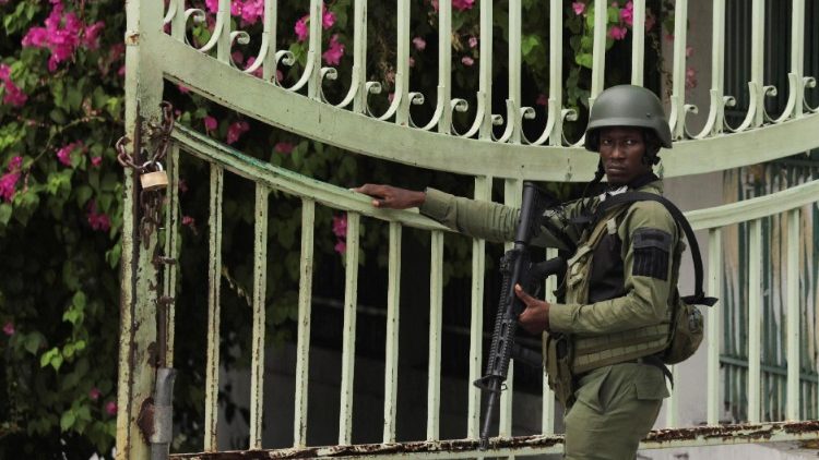 Un militaire monte la garde au quartier général des Forces armées d'Haïti, à Port-au-Prince.