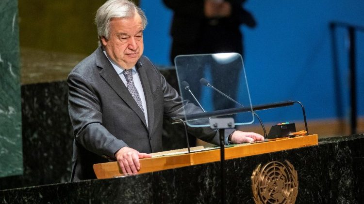न्यूयॉर्क में संयुक्त राष्ट्र महासभा की बैठक  में बोलते हुए महासचिव अंतोनियो गुटेरेस