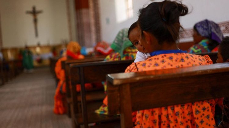 Indigene in einer Kirche in Mexiko, nach den Wahlen im Juni
