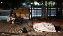 Dormir na rua e cozinhas comunitárias, saída para muitos argentinos que vivem na pobreza