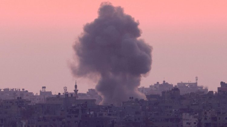 Colonna di fumo che sale dalla Striscia di Gaza