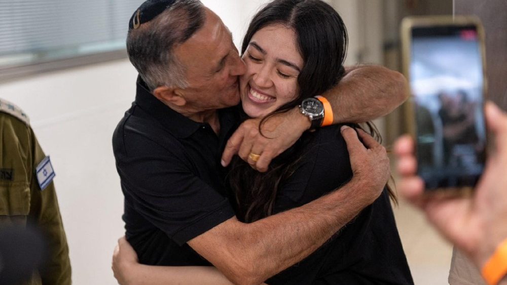 La giovano Noa Argamani, ostaggio di Hamas dal 7 ottobre scorso, abbracciata dal padre Yakov
