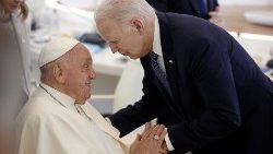 በጣሊያን በፑሊያ የ G7 ስብሰባ በተከናወነበት ወቅት ርዕሰ ሊቃነ ጳጳሳት ፍራንችስኮስ ከፕሬዚዳንት ጆ ባይደን ጋር በተገናኙበት ወቅት 