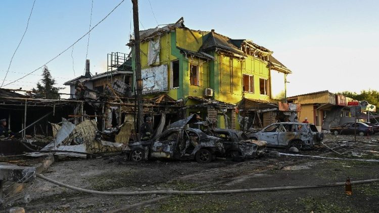 Resultado de um ataque com mísseis russos em Vilniansk.