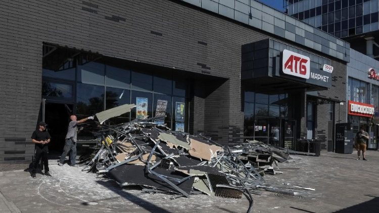 Um trabalhador remove detritos de um supermercado danificado por um ataque com mísseis russos, em meio ao ataque da Rússia à Ucrânia, em Dnipro, Ucrânia, 1º de julho de 2024. REUTERS/Mykola Synelnykov