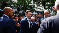 Jordan Bardella, presidente do Rally Nacional de extrema direita francês, chega à sede do partido RN em Paris.