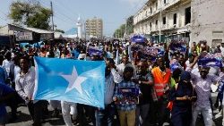 Povo somali marcha contra o acordo portuário Etiópia-Somalilândia, em Mogadíscio.
