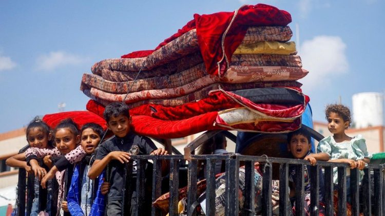 Palestinos fogem da parte oriental de Khan Younis depois de receberem ordens do exército israelense para evacuar seus bairros.