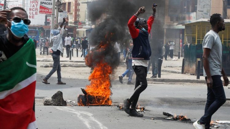 Gewaltt&auml;tige Demonstranten in den Strassen von Nairobi