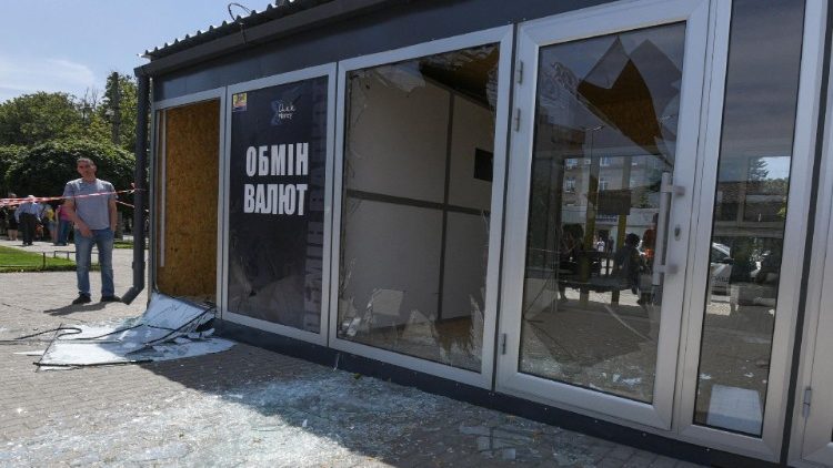 Um residente local fica ao lado de uma loja danificada durante ataques de mísseis e drones russos, em meio ao ataque da Rússia à Ucrânia, em Dnipro, Ucrânia, 3 de julho de 2024. REUTERS/Mykola Synelnykov