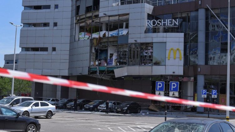 Policiais trabalham no local de um shopping danificado durante ataques de mísseis e drones russos, em meio ao ataque da Rússia à Ucrânia, em Dnipro, Ucrânia, 3 de julho de 2024. REUTERS/Mykola Synelnykov