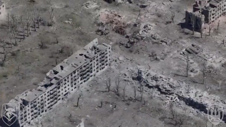 A visualização do drone mostra edifícios destruídos na cidade de Chasiv Yar, na linha de frente, na região de Donetsk, Ucrânia, em 4 de julho de 2024. NGU/via REUTERS 