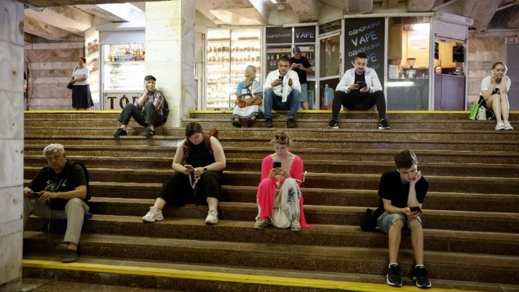 Pessoas se abrigam em uma estação de metrô durante ataques com mísseis russos em Kiev, em meio ao ataque da Rússia à Ucrânia, em Kiev, Ucrânia, 8 de julho de 2024. REUTERS/Thomas Peter