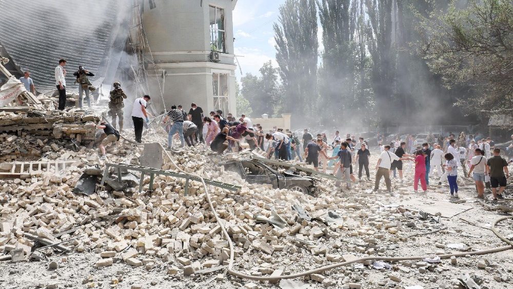 Equipes de resgate trabalham no Hospital Infantil Ohmatdyt, que foi danificado durante ataques com mísseis russos, em meio ao ataque da Rússia à Ucrânia, em Kiev, Ucrânia, em 8 de julho de 2024. REUTERS/Gleb Garanich