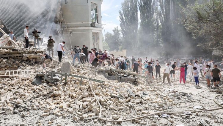 Equipes de resgate trabalham no Hospital Infantil Ohmatdyt, que foi danificado durante ataques com mísseis russos, em meio ao ataque da Rússia à Ucrânia, em Kiev, Ucrânia, em 8 de julho de 2024. REUTERS/Gleb Garanich