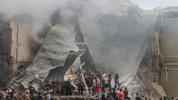 Equipes de resgate trabalham no Hospital Infantil Ohmatdyt, que foi danificado durante ataques de mísseis russos, em meio ao ataque da Rússia à Ucrânia, em Kiev, Ucrânia, em 8 de julho de 2024. REUTERS/Gleb Garanich