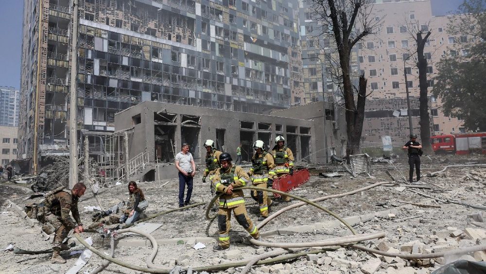 Equipes de resgate trabalham no local de um prédio danificado durante ataques de mísseis russos, em meio ao ataque da Rússia à Ucrânia, em Kiev, Ucrânia, 8 de julho de 2024. REUTERS/Gleb Garanich