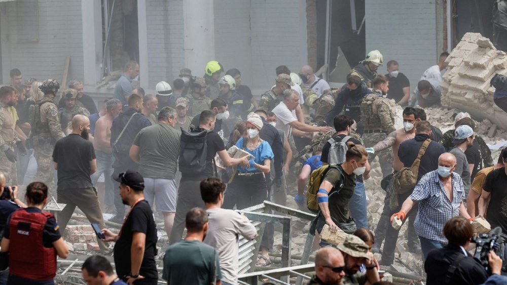 Equipes de resgate trabalham no Hospital Infantil Ohmatdyt, que foi danificado durante ataques de mísseis russos, em meio ao ataque da Rússia à Ucrânia, em Kiev, Ucrânia, em 8 de julho de 2024. REUTERS/Gleb Garanich