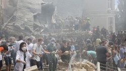 Equipes de resgate trabalham no Hospital Infantil Ohmatdyt, que foi danificado durante ataques com mísseis russos, em meio ao ataque da Rússia à Ucrânia, em Kiev, Ucrânia, em 8 de julho de 2024. REUTERS/Gleb Garanich