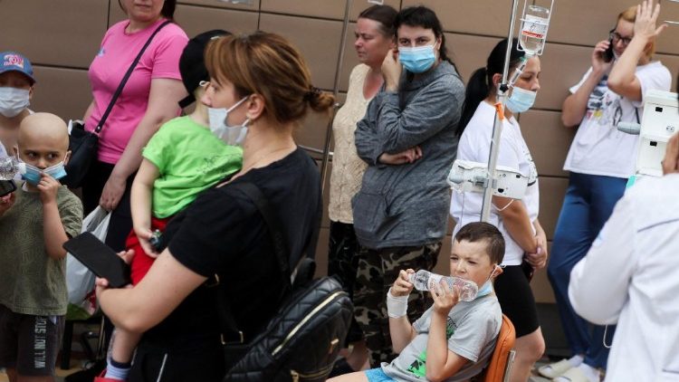 Pacientes observam perto do Hospital Infantil Ohmatdyt, que foi danificado durante ataques de mísseis russos, em meio ao ataque da Rússia à Ucrânia, em Kiev, Ucrânia, 8 de julho de 2024. REUTERS/Gleb Garanich