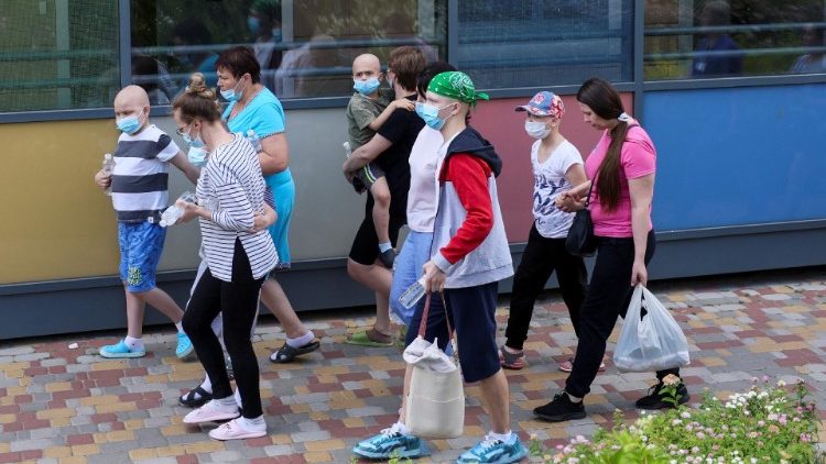 Pessoas caminham perto do Hospital Infantil Ohmatdyt, que foi danificado durante ataques com mísseis russos, em meio ao ataque da Rússia à Ucrânia, em Kiev, Ucrânia, 8 de julho de 2024. REUTERS/Gleb Garanich