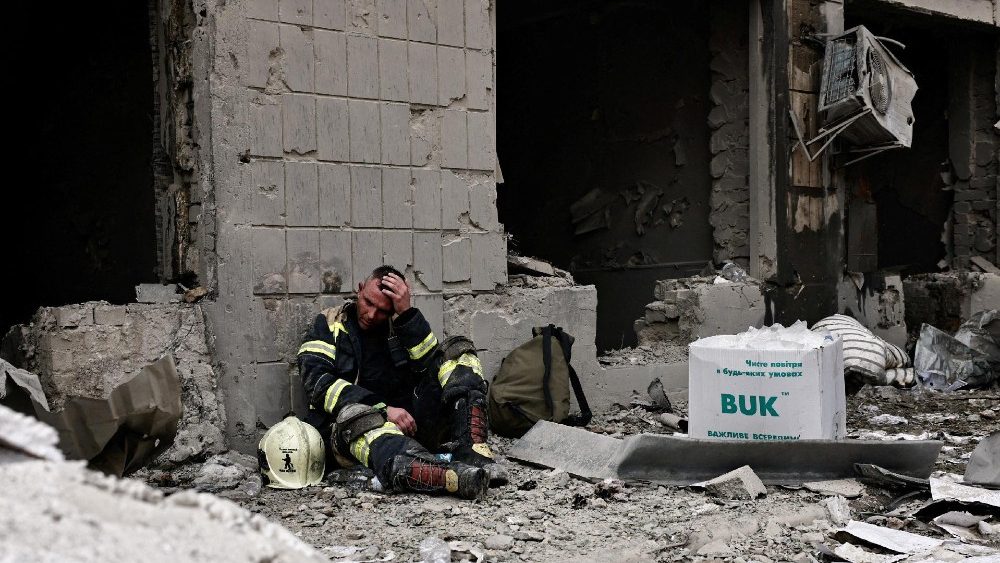 Socorrista no Hospital Infantil Ohmatdyt, depois de ter sido danificado durante ataques de mísseis russos, em meio ao ataque da Rússia à Ucrânia, em Kiev, Ucrânia, 8 de julho de 2024. REUTERS/Thomas Peter 