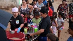 1 em cada 4 habitantes sofre de insegurança alimentar, segundo o Relatório “Raio X da pobreza: realidade social e solidariedade que é esperança”, da Cáritas Argentina e do Observatório da Dívida Social Argentina, apresentado em junho de 2024.