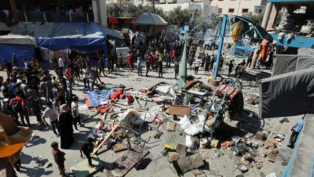 Ataque aéreo israelense em uma escola da Onu que abriga pessoas deslocadas, em Nuseirat no centro da Faixa de Gaza (Reuters)