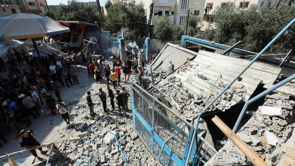Ataque aéreo israelense em uma escola da Onu que abriga pessoas deslocadas em Nuseirat, no centro da Faixa de Gaza (Reuters)