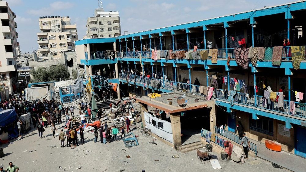 Ataque aéreo israelense em uma escola da Onu que abriga pessoas deslocadas em Nuseirat, no centro da Faixa de Gaza (Reuters)