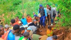 Die Bergung von Leichen der Opfer, kurz nach einem Erdrutsch in Gofa, Südäthiopien.