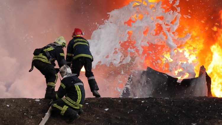 Bombeiros trabalham no local onde uma instalação de infraestrutura crítica foi danificada durante um ataque de drone russo na região de Vinnytsia, Ucrânia, em 3 de agosto de 2024. Press service of the State Emergency Service of Ukraine/Handout via REUTERS