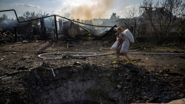 Residente local passa pela cratera de impacto após um ataque russo em uma área residencial em Pokrovsk em meio ao ataque da Rússia à Ucrânia, em 3 de agosto de 2024. REUTERS/Thomas Peter