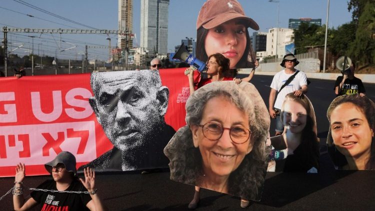 Demonstranten in Tel Aviv fordern die Freilassung der von der Hamas am 7.10. 2023 gefangen genommenen Geiseln 