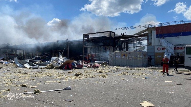 Uma vista mostra um supermercado fortemente danificado por um ataque militar russo, em meio ao ataque da Rússia à Ucrânia, em Kostiantynivka, região de Donetsk, Ucrânia, 9 de agosto de 2024. Press service of the State Emergency Service of Ukraine in Donetsk region/Handout via REUTERS 