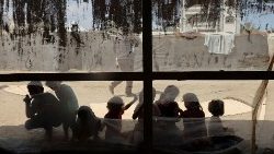 Niños palestinos juegan en el exterior de una carpa médica, en Gaza