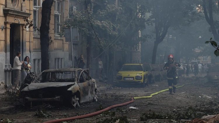 Um socorrista caminha ao lado de carros danificados durante um ataque de drones e mísseis russos, em meio ao ataque da Rússia à Ucrânia, em Lviv, Ucrânia, em 4 de setembro de 2024. REUTERS/Roman Baluk