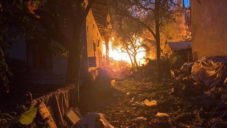  Uma vista mostra um prédio residencial em chamas danificado durante um ataque de drones e mísseis russos, em meio ao ataque da Rússia à Ucrânia, em Lviv, Ucrânia, em 4 de setembro de 2024. Press service of the State Emergency Service of Ukraine/Handout via REUTERS