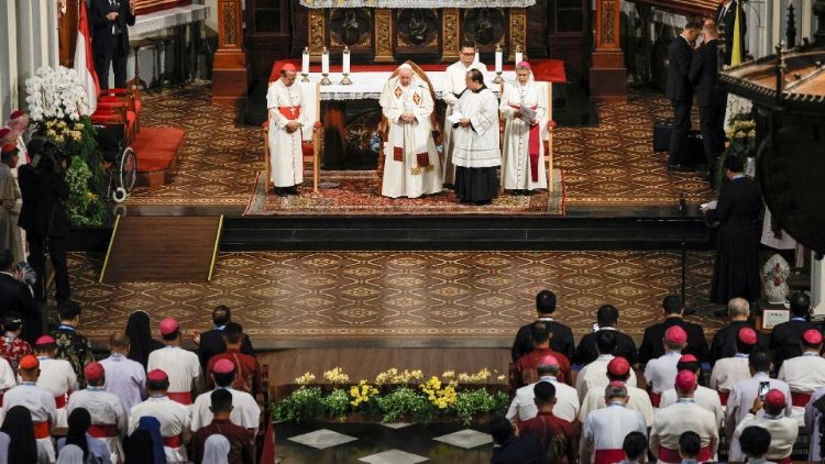 Ferenc pápa a jakartai székesegyházban