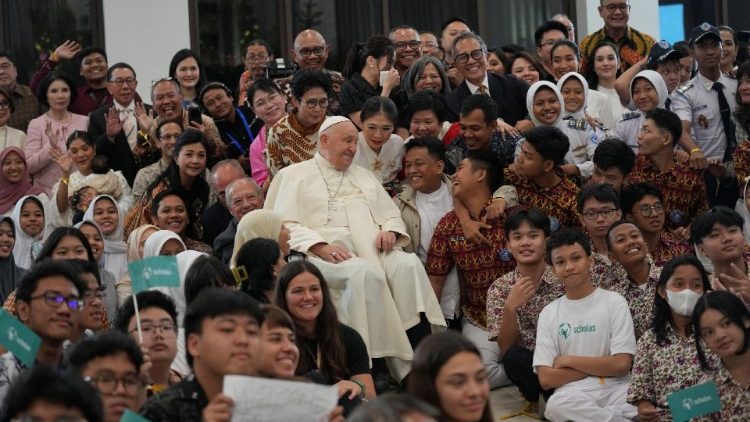 Францішак з падапечнымі праектаў "Scholas Occurrentes"