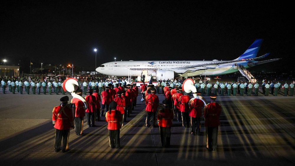 Цырымонія прывітання Папы ў аэрапорце Порт-Морсбі