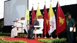 गवर्नमेंट हाउस में अधिकारियों, नागरिक समाज के प्रतिनिधियों और राजनयिक कोर को संबोधित करते हुए संत पापा फ्राँसिस