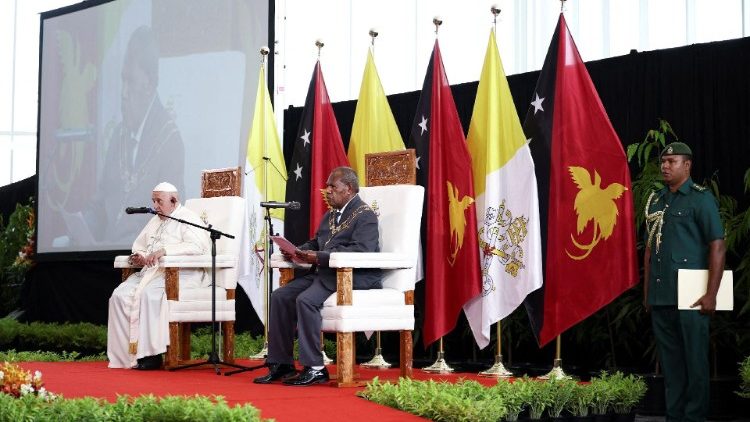 गवर्नमेंट हाउस में अधिकारियों, नागरिक समाज के प्रतिनिधियों और राजनयिक कोर को संबोधित करते हुए संत पापा फ्राँसिस