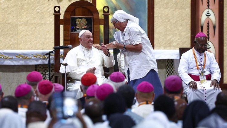पापुआ न्यू गिनी में धर्मसंघियों से मिलते पोप फ्रांँसिस