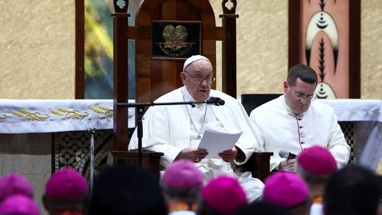 पापुआ न्यू गिनी में धर्माध्यक्षों से मुलाकात करते संत पापा फ्रांँसिस